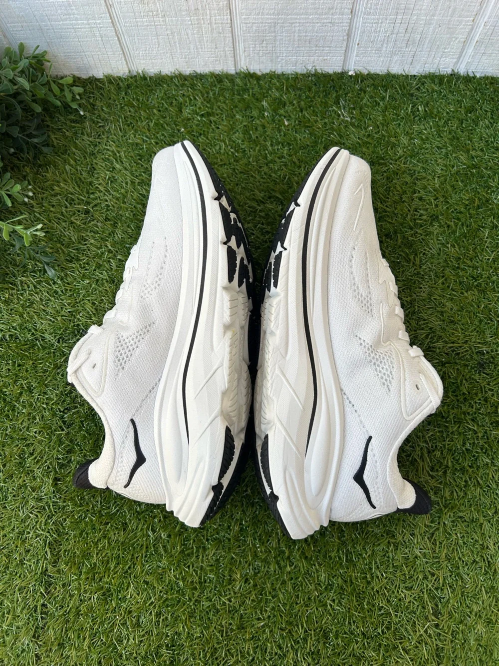 Hoka Clifton 10 Men Running Shoes White/Black US 8D women 9.5 unisex gently used
